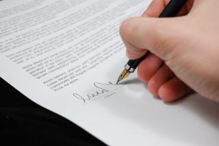 Signature d'un document officiel au stylo plume, gros plan