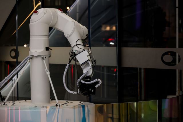 Les technologies d'usine qu'un alternant apprend à maîtriser Bras robotisé industriel blanc équipé d'un outil en bout de poignet