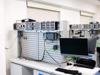 Banc de formation aux automatismes avec automates programmables et poste informatique