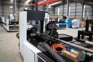 Machine spéciale en cours d'assemblage dans un hall industriel