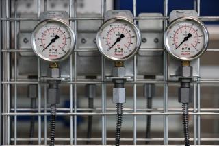 Manomètres de pression alignés sur une installation industrielle