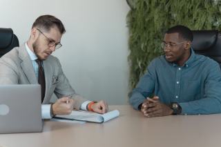 Entretien d'embauche entre deux hommes autour d'une table de bureau